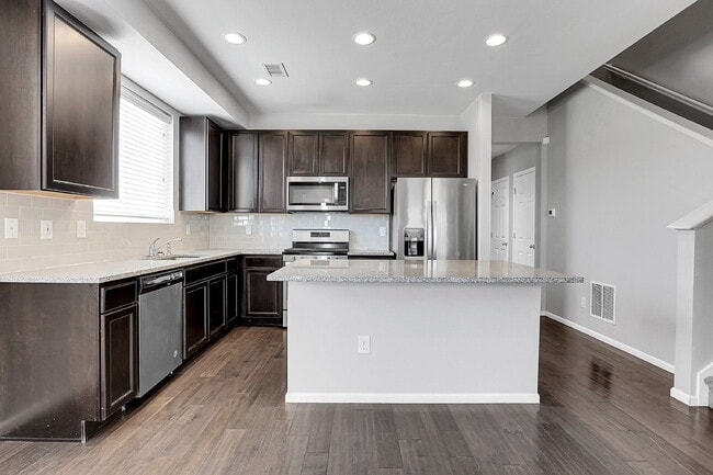 Building Photo - $2,750.00, 3 bed, 2.5 bath located in Denver