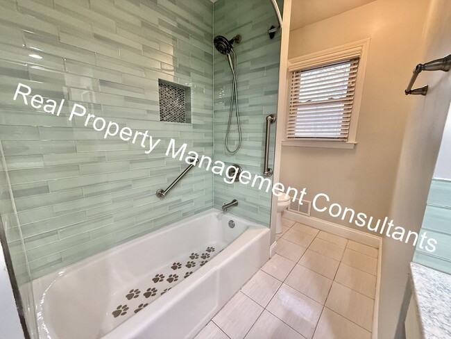 Building Photo - Stylish Split-Level Living in Overland Park  – Pet-Friendly