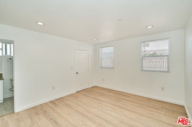 Building Photo - 965 S Lorena St