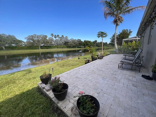 Building Photo - Fantastic, Weston Waterfront 3/2 PLUS Office in Gated Savanna