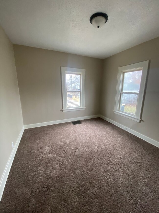 Building Photo - 3316 Plaza Dr