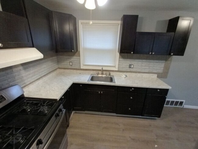 Building Photo - 3 bed/1 bath bungalow - Now Available!