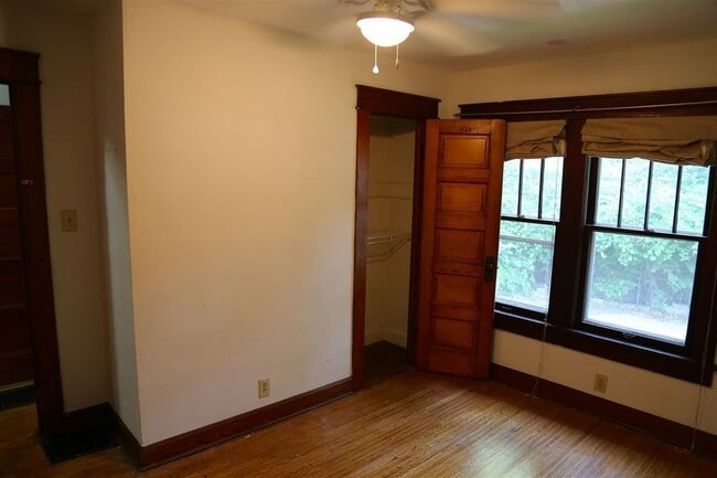 Building Photo - 2 bedroom, 1 bath Home - MUST SEE!