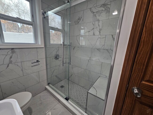 Building Photo - 154 Bleecker St