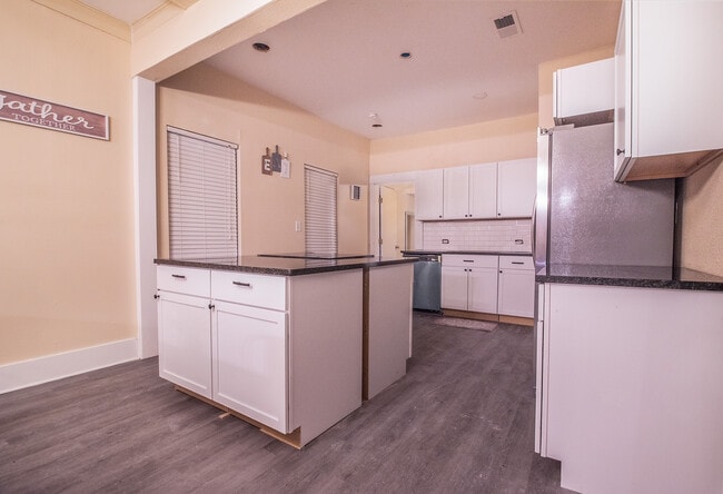 Building Photo - 321 University Ave