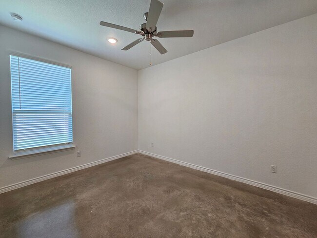 Building Photo - 604 Pacific Crest Trl