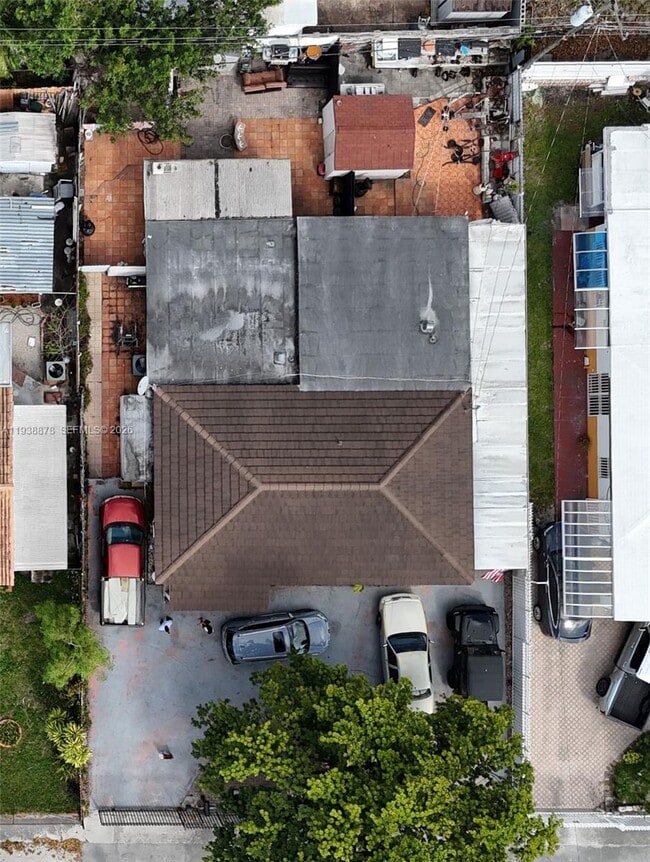 Building Photo - 825 E 9th Ln