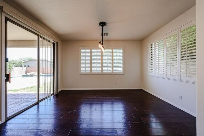 Building Photo - Welcome to this stunning 3-bedroom, 2-bath...