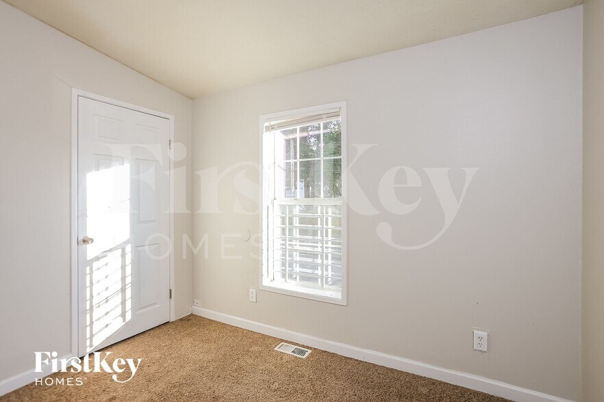 Building Photo - 5650 Askew Ave