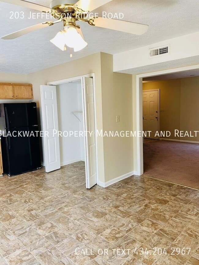 Building Photo - 203 Jefferson Ridge Rd