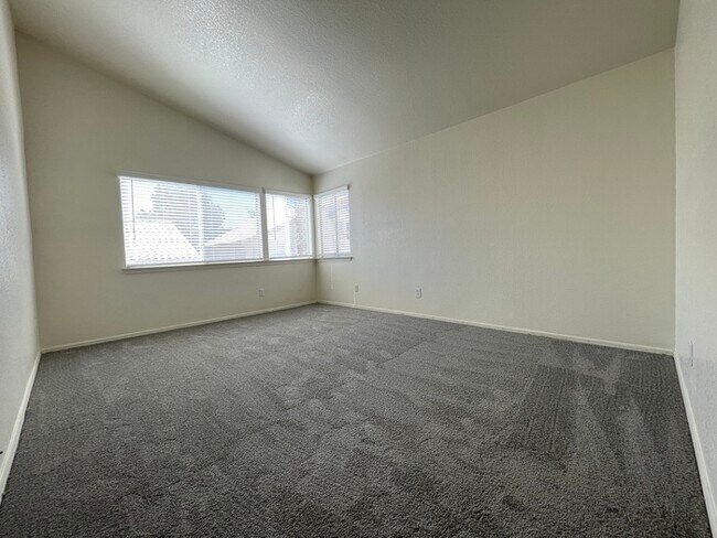 Building Photo - To schedule a viewing, call Wally Fellman ...