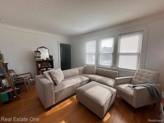 Building Photo - 2 Bedroom 1 Bath