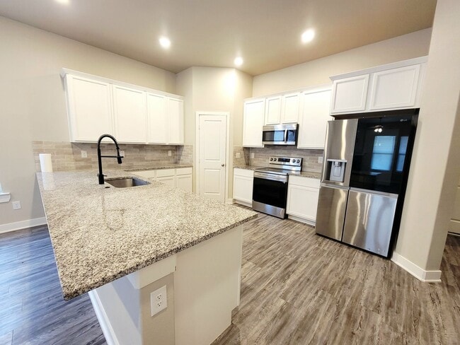 Building Photo - Upland Crossing - 3/2/2 All Appliances Included