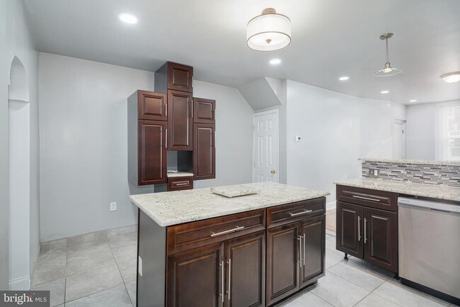 Building Photo - 1610 S 24th St