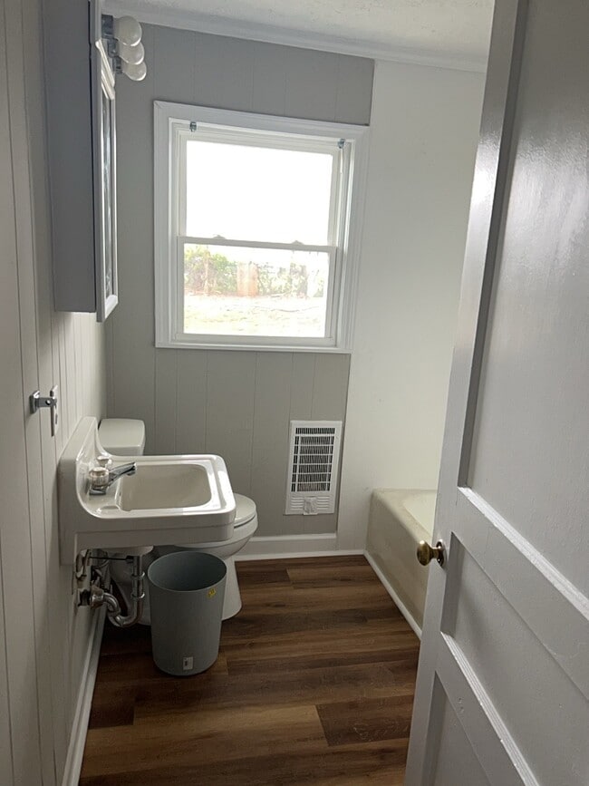 Building Photo - 300 E Parkview Dr