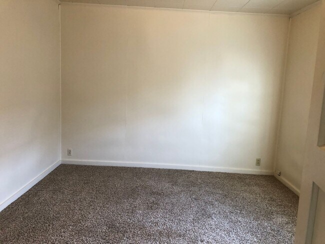 Building Photo - 2 bed/1 bath house in the Historic Washburn District