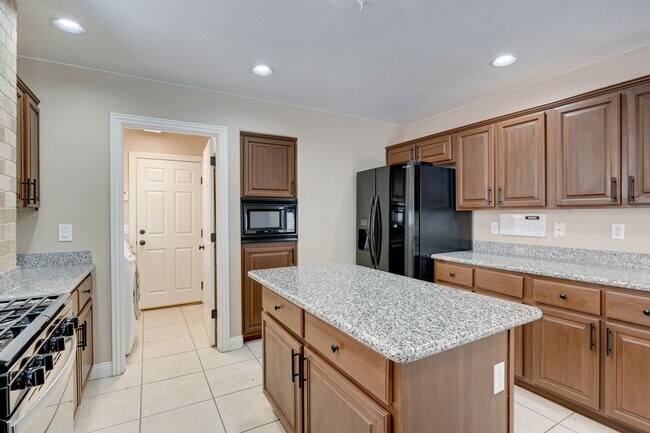 Building Photo - 4-Bedroom Home with Heated Pool & Spa
