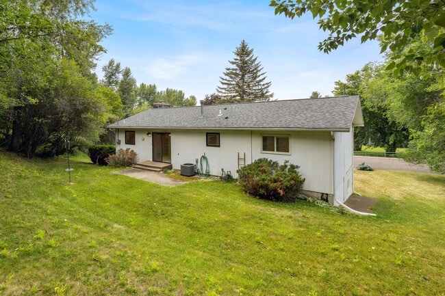 Building Photo - 3 Bed, 2.5 Bath House in the Rattlesnake