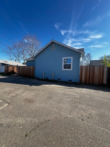Building Photo - 316 Linden St