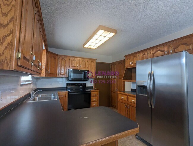 Building Photo - Spacious 3 Bedroom Home with Fenced Back Yard!