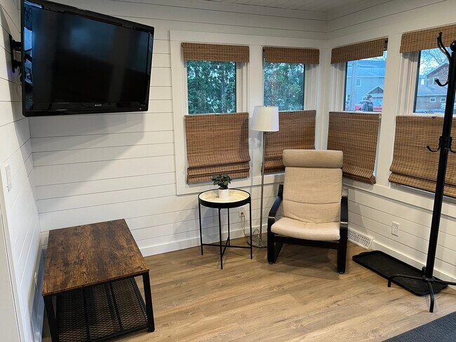 Building Photo - 3975 Sunset Dr