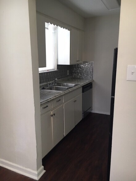 Building Photo - 2101 Magnolia Dr