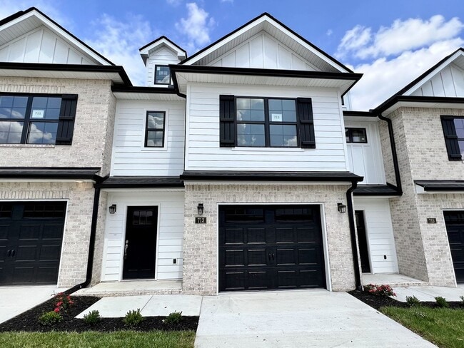 Building Photo - TOWNHOME ON WEST SIDE NEAR FIVE OAKS GOLF COURSE!