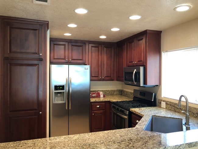 Building Photo - Spacious Unit Overlooking the RSM Beach Club!