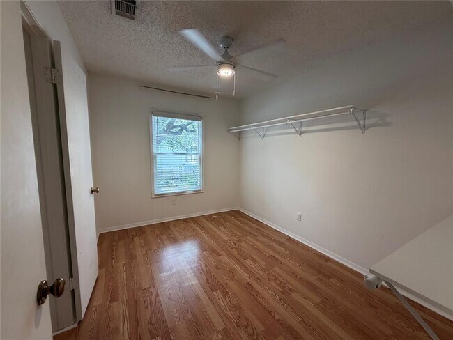 Building Photo - 2407 Winsted Ln