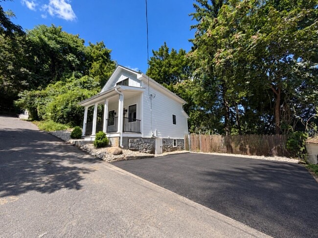 Building Photo - 14 Elm St