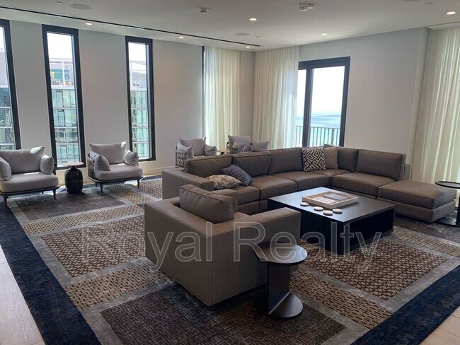 Building Photo - 987 Queen St