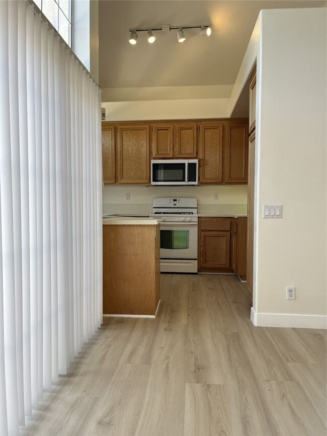 Building Photo - 6 Mansera Pl
