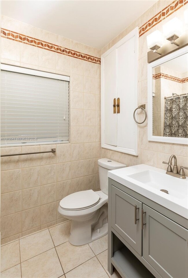 Building Photo - 1350 Mendavia Ave