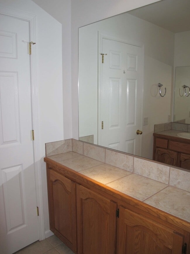 Building Photo - ***PENDING APPLICATIONS***4BD/3BA Home wit...