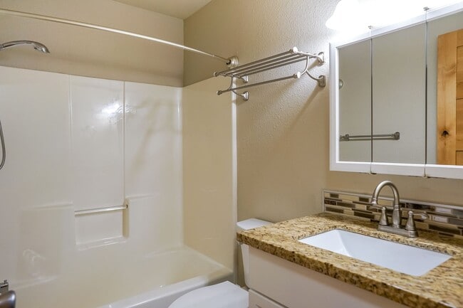 Building Photo - Three Bedroom Home in Hayden