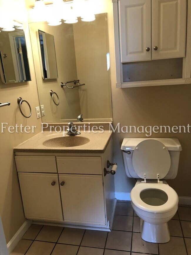 Building Photo - Nice East Side Condo