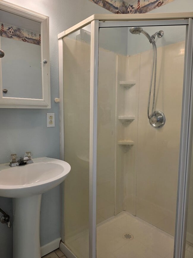 Building Photo - Loft Style Cottage in Indianola