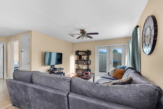 Building Photo - "Charming 3-Bed, 2-Bath Home in Mary Esthe...