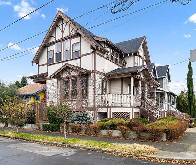 Building Photo - 5103 NE 7th Ave