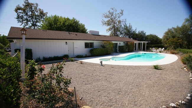 Building Photo - 915 Ranch View Ln