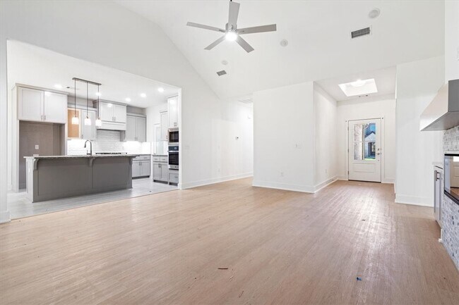 Building Photo - 7004 SW Basswood Ave