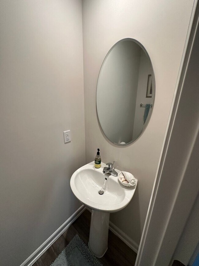 Building Photo - FULLY FURNISHED like-new Townhouse w/ Garage