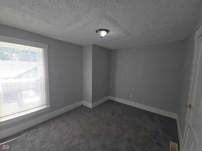 Building Photo - 516 W 28th St