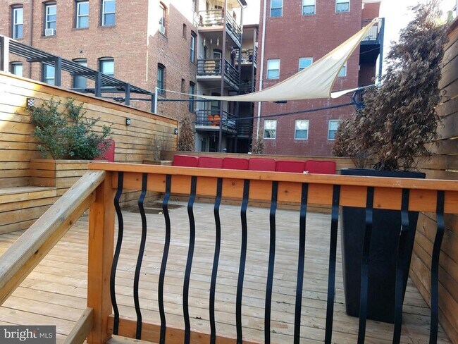 Building Photo - 1890 Ontario Pl NW