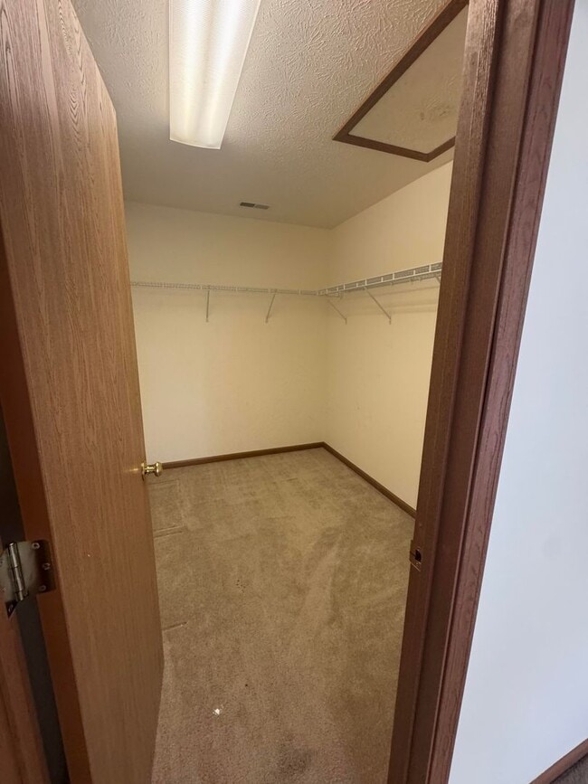 Building Photo - 5 Bd 2.5 Ba