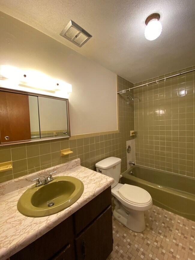 Building Photo - 10 Adelaide Rd