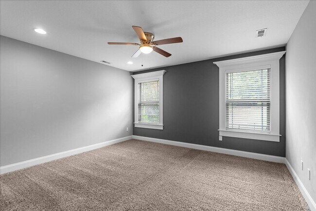 Building Photo - Move-In Ready Luxury in Island Point Estates