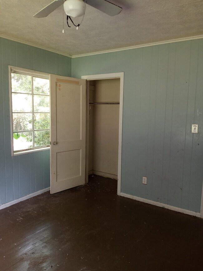 Building Photo - 304 Lawrence Rd