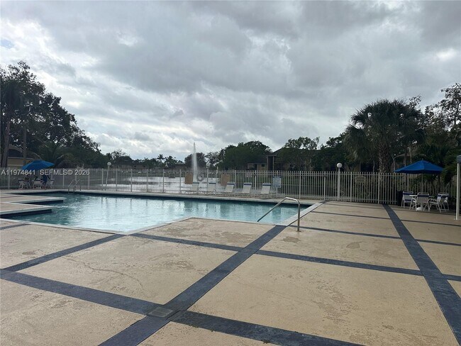 Building Photo - 9491 Palm Cir S