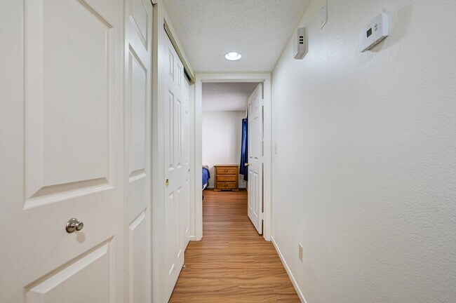 Building Photo - Move-In Ready Condo Near Summerlin!